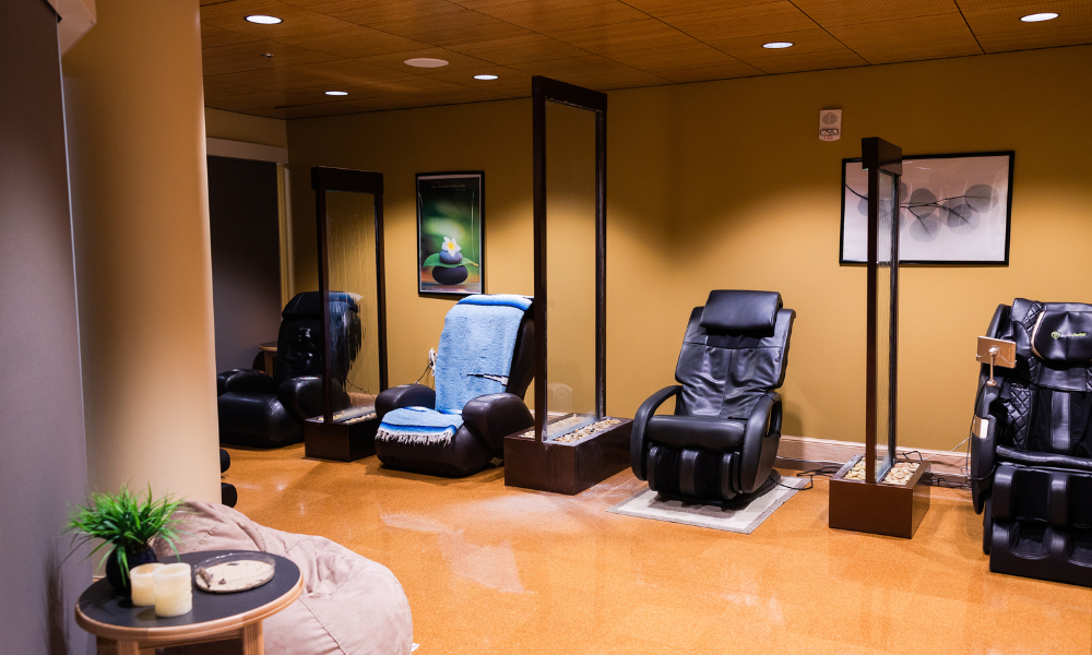 https://www.jmu.edu/_images/counselingctr/page-photos/jmu_cc_oasis_relaxation_space_massage_chairs.png