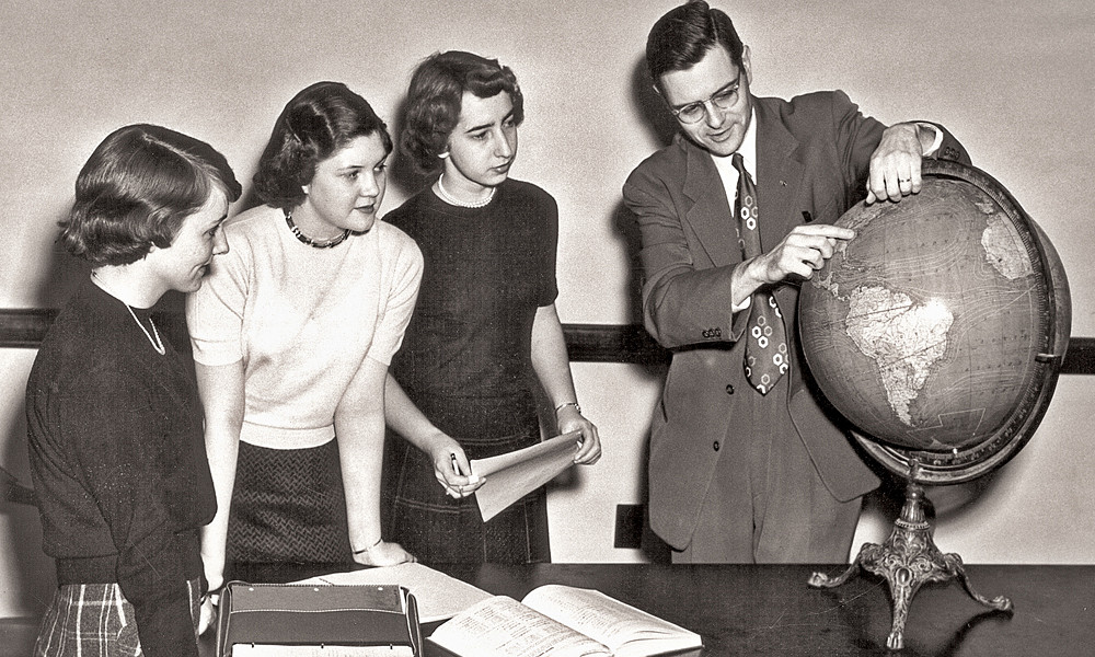 Black and white photo of professor Raymond Dingledine Jr. with students