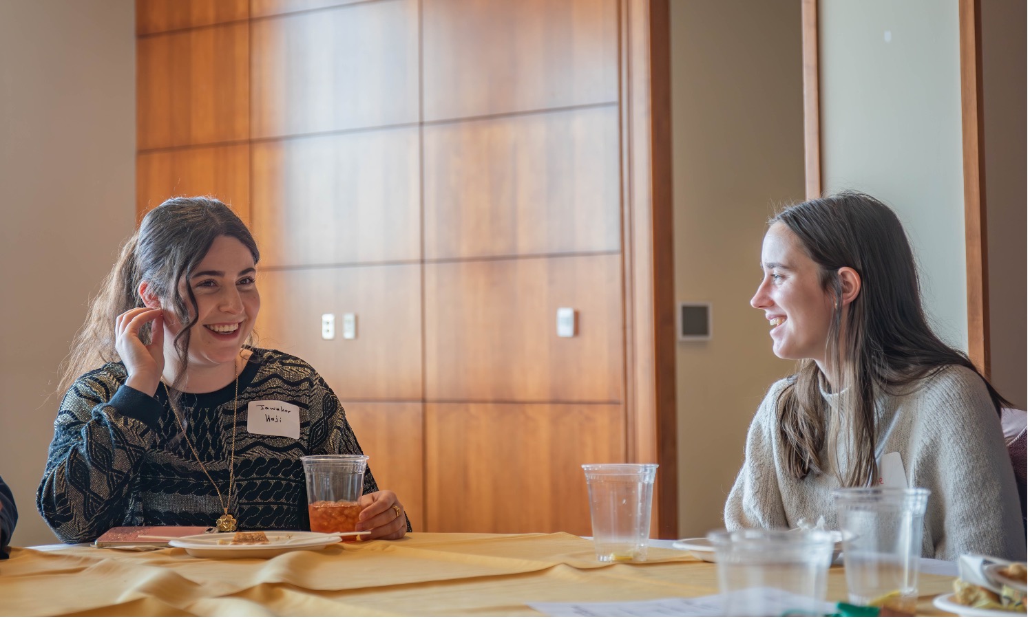 2 students talking during a meal